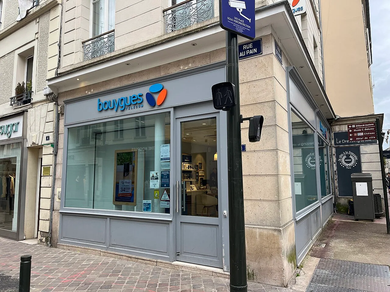 Façade et entrée de la boutique Bouygues Telecom à Saint-Germain-en-Laye, photographiées en mai 2024