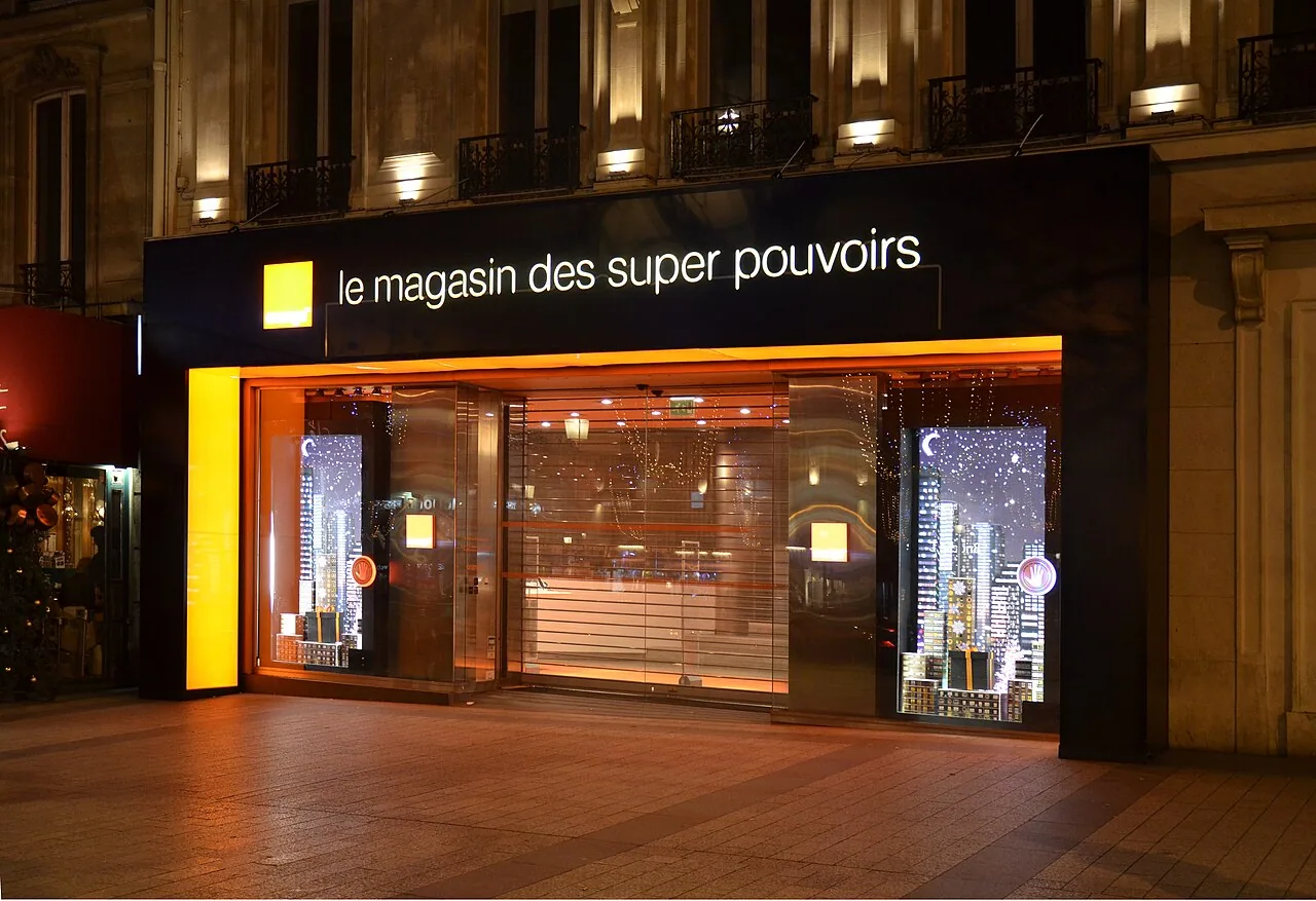 Façade de la boutique Orange des Champs-Élysées à Paris, photographiée en décembre 2014