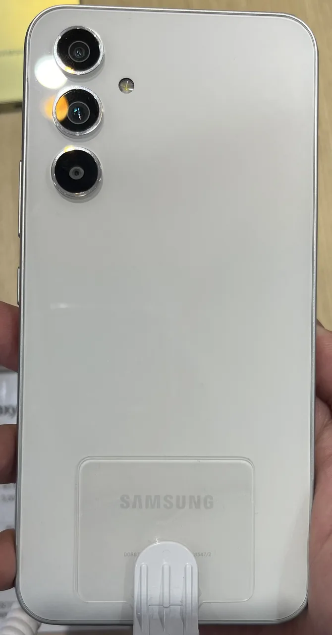 Dos d’un smartphone Samsung Galaxy A54 5G photographié sur fond clair