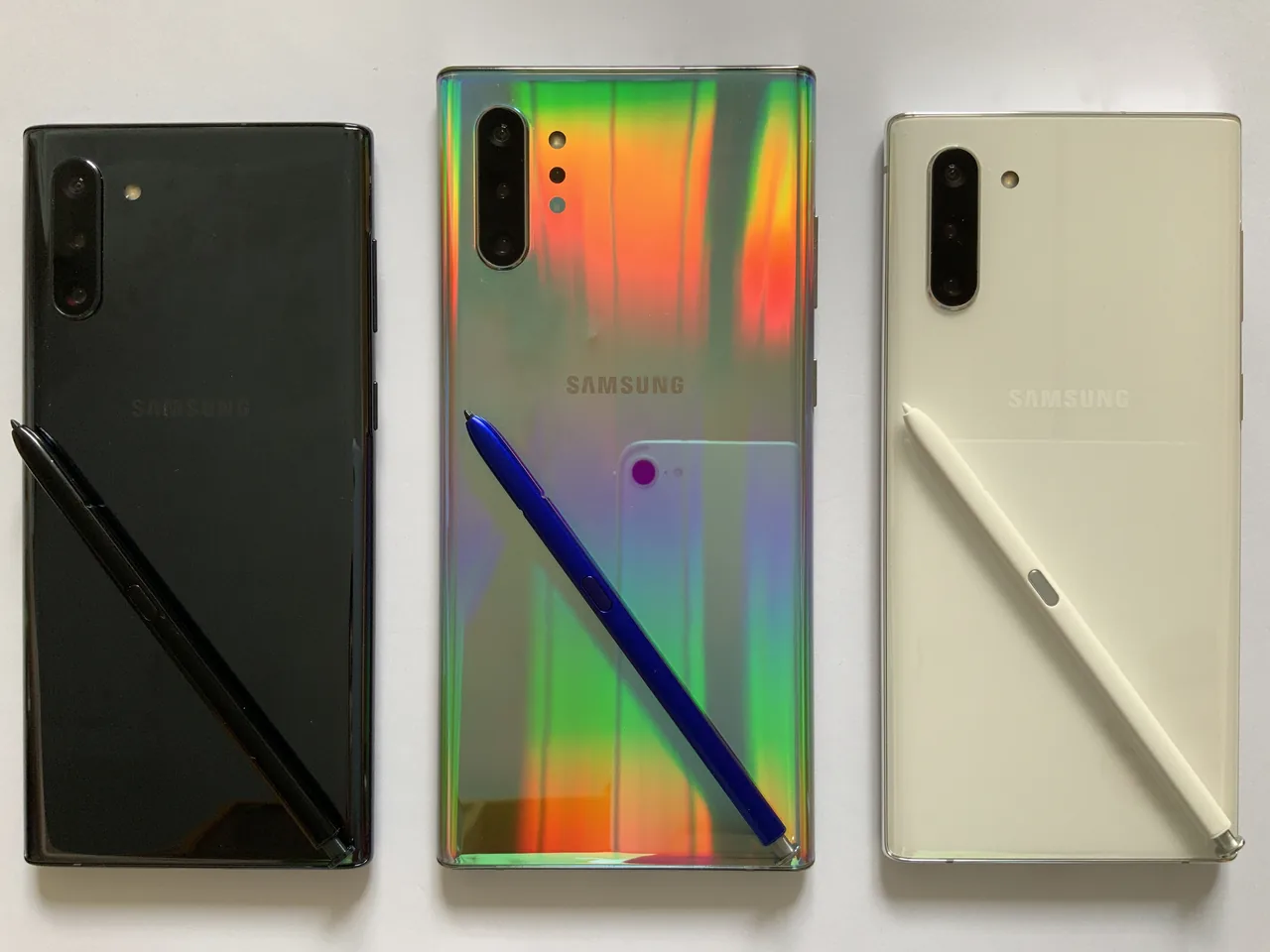 Plusieurs smartphones Samsung Galaxy Note photographiés de dos