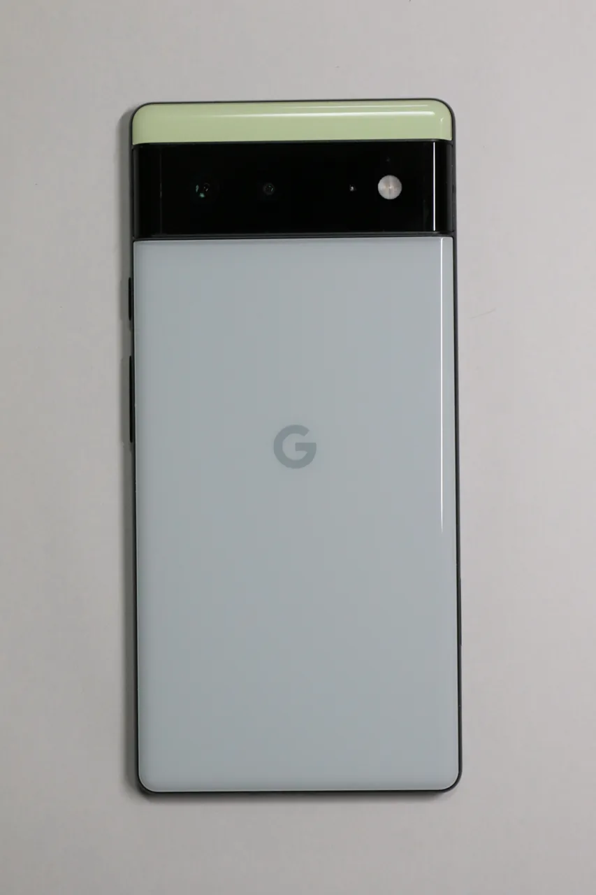 Dos d’un Google Pixel 6 vert clair photographié sur un fond uni
