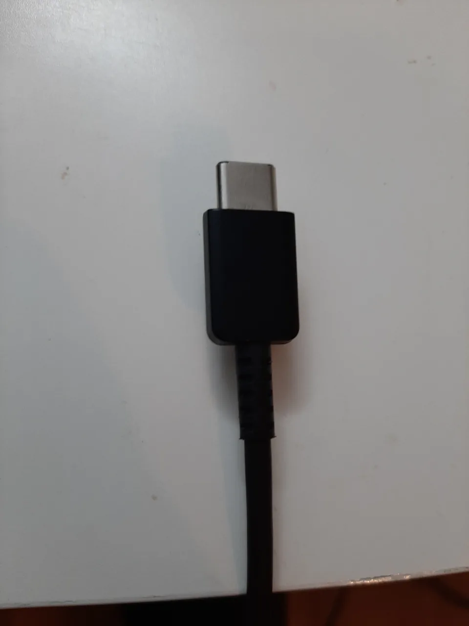 Connecteur USB-C noir au bout d’un câble