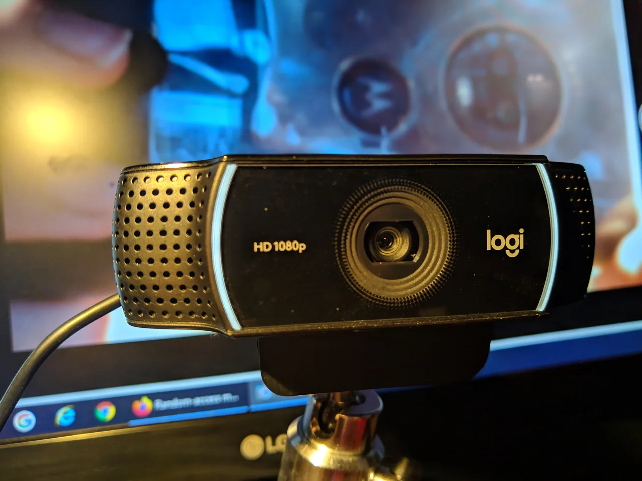 Webcam Logitech C922 photographiée de face sur un support