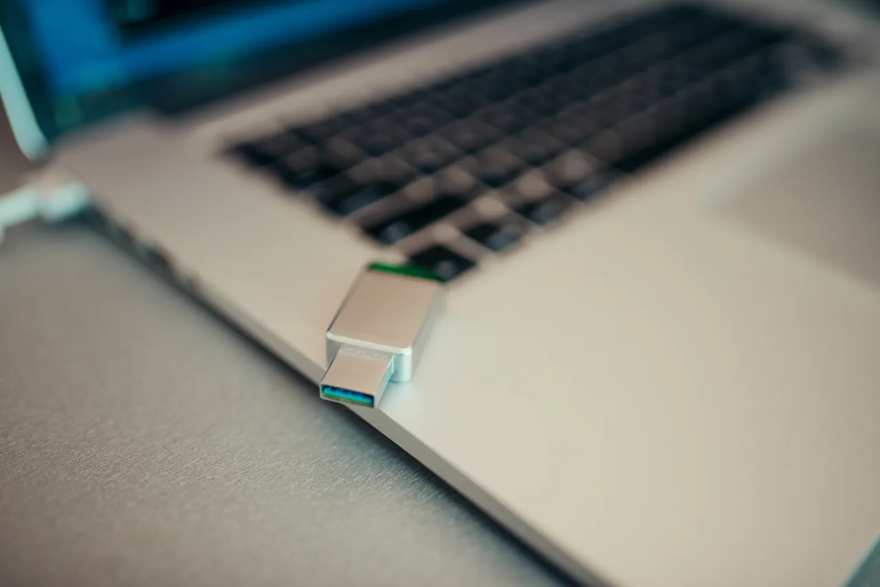 Clé USB insérée dans le port d’un ordinateur portable