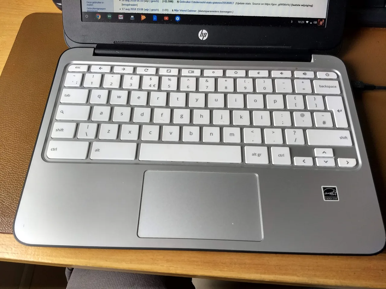 Ordinateur portable HP ouvert avec clavier clair et pavé tactile visibles