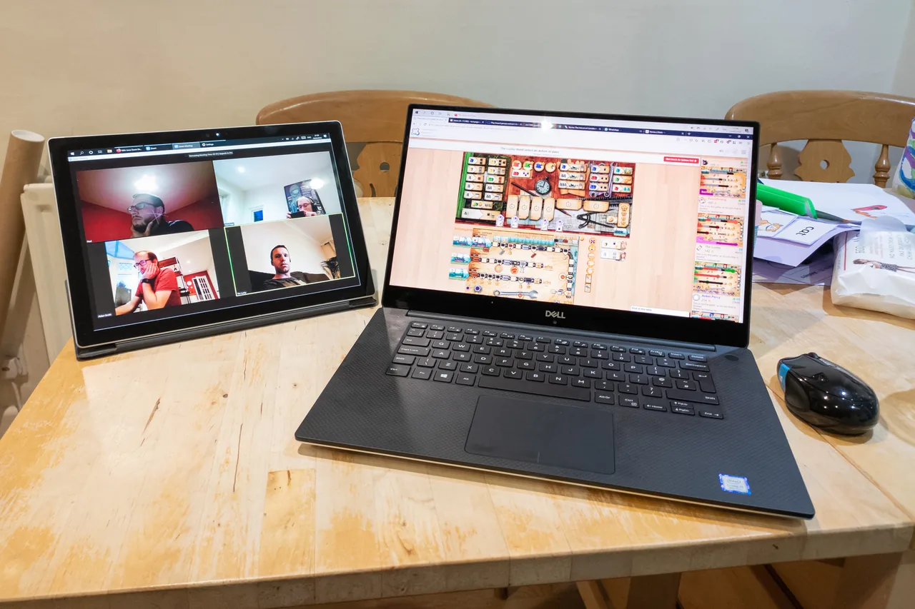 Ordinateur portable Dell et tablette Surface sur un bureau avec une souris