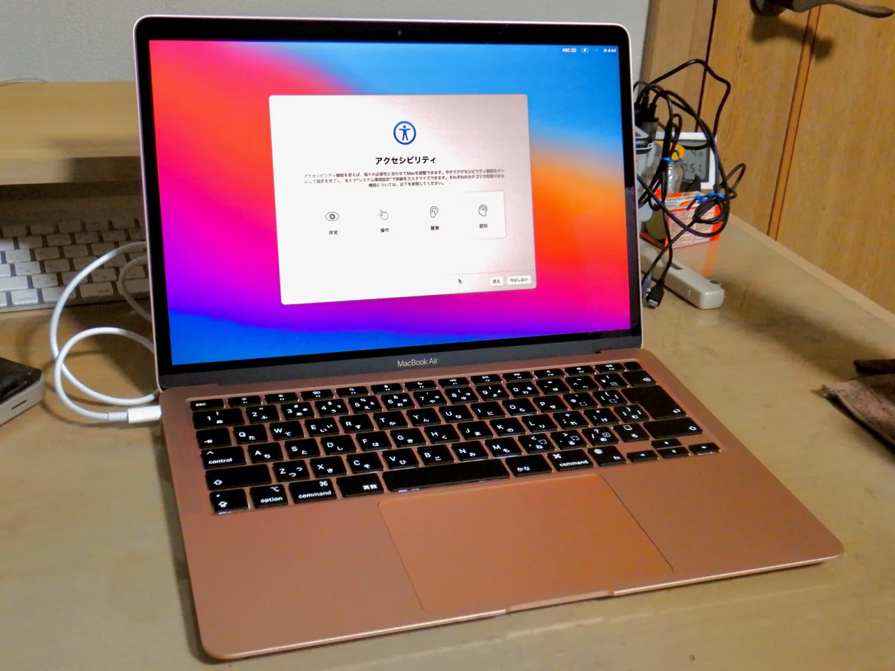 MacBook Air M1 ouvert avec un câble branché sur le côté