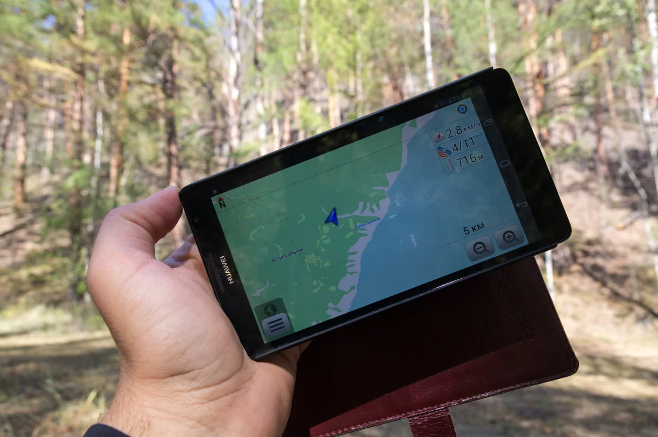 Téléphone utilisé pour consulter une carte pendant une randonnée
