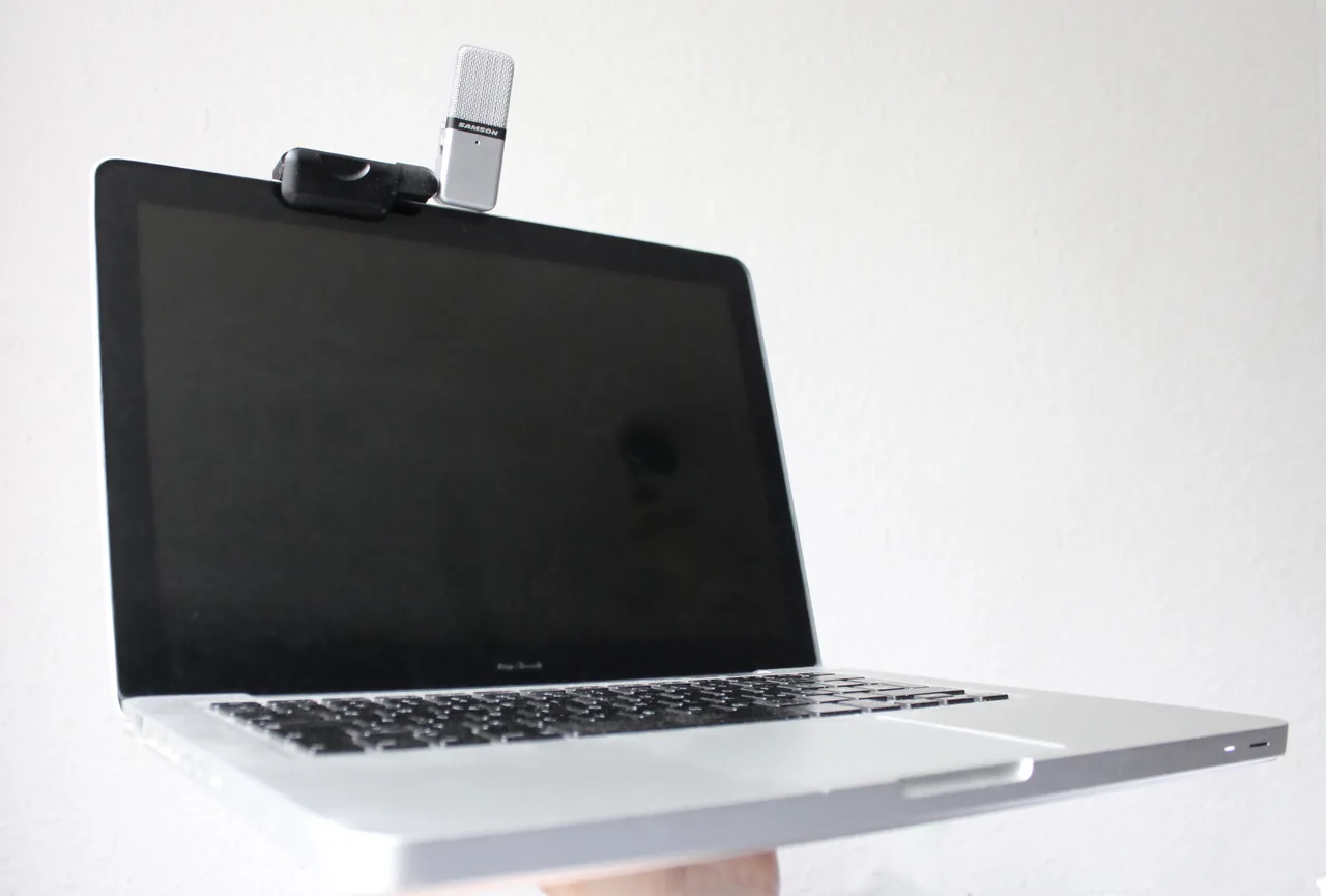 Microphone Samson Go Mic fixé au-dessus de l’écran d’un MacBook