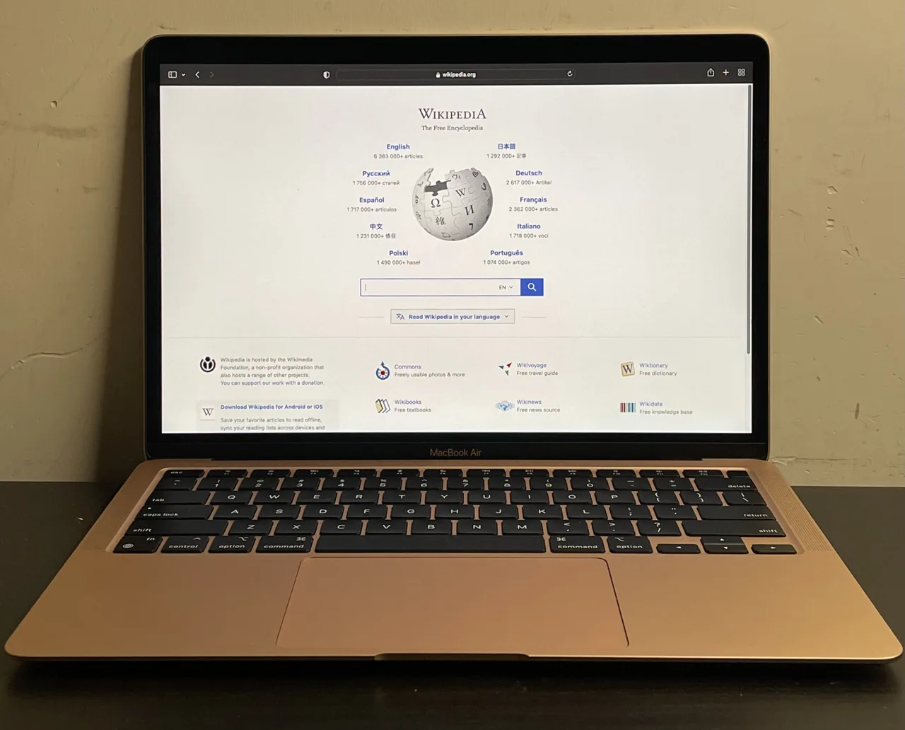 MacBook Air M1 photographié de face sur un bureau