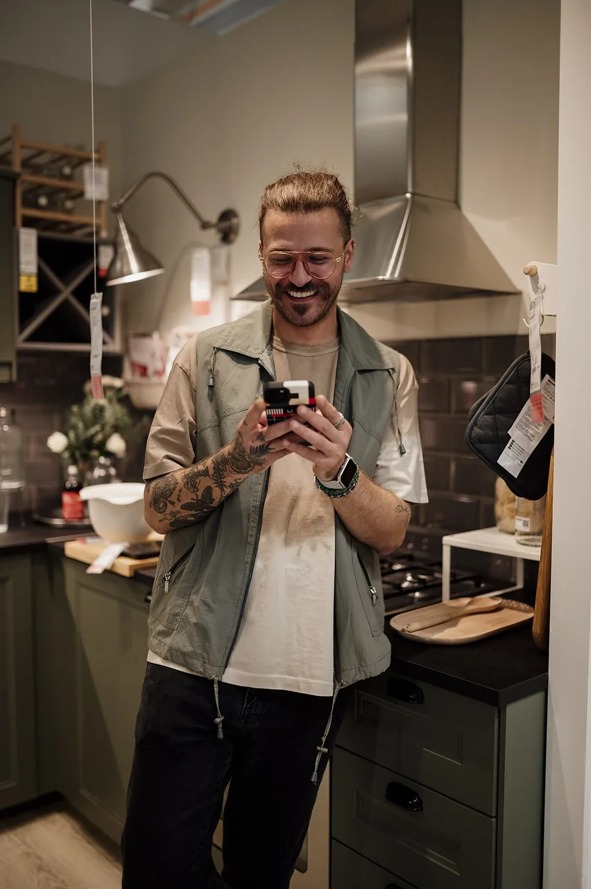 Personne utilisant un smartphone dans un espace aménagé en cuisine
