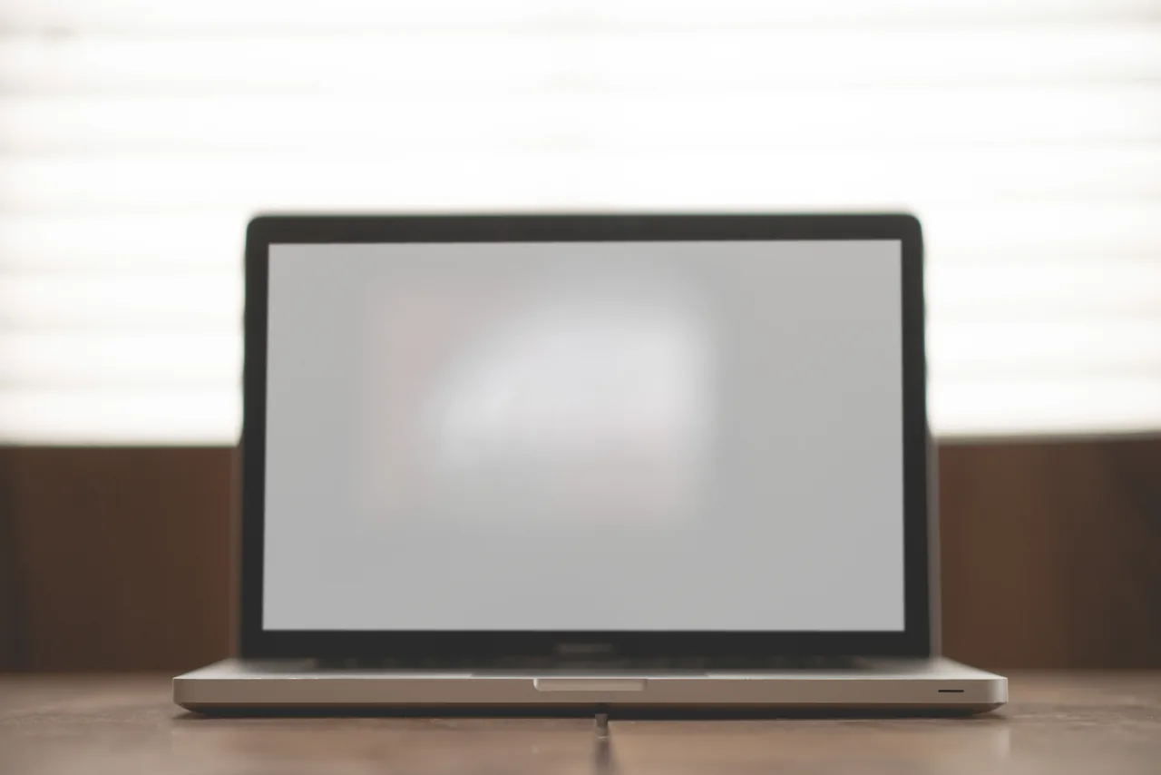 MacBook photographié de face sur une table