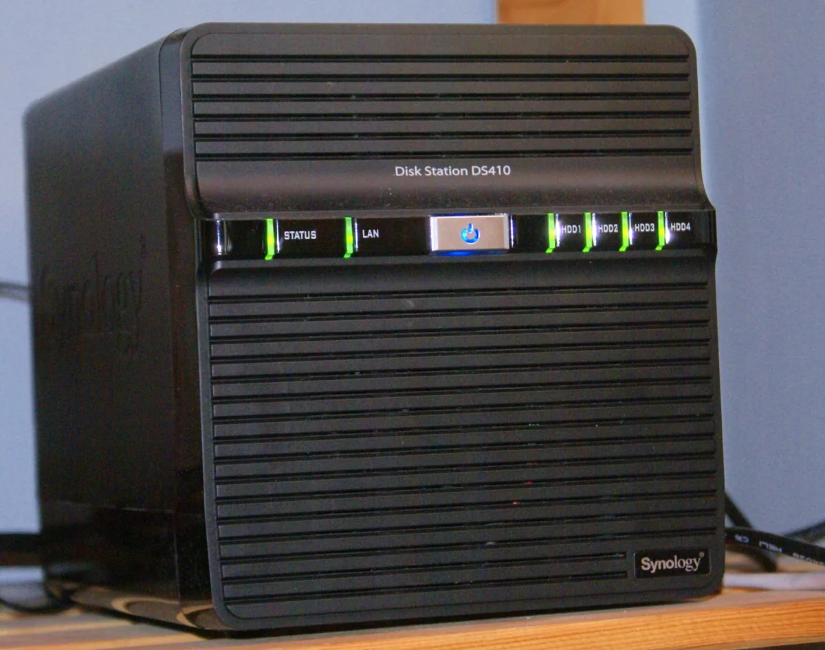 Boîtier NAS Synology DS410 et ses témoins d’activité