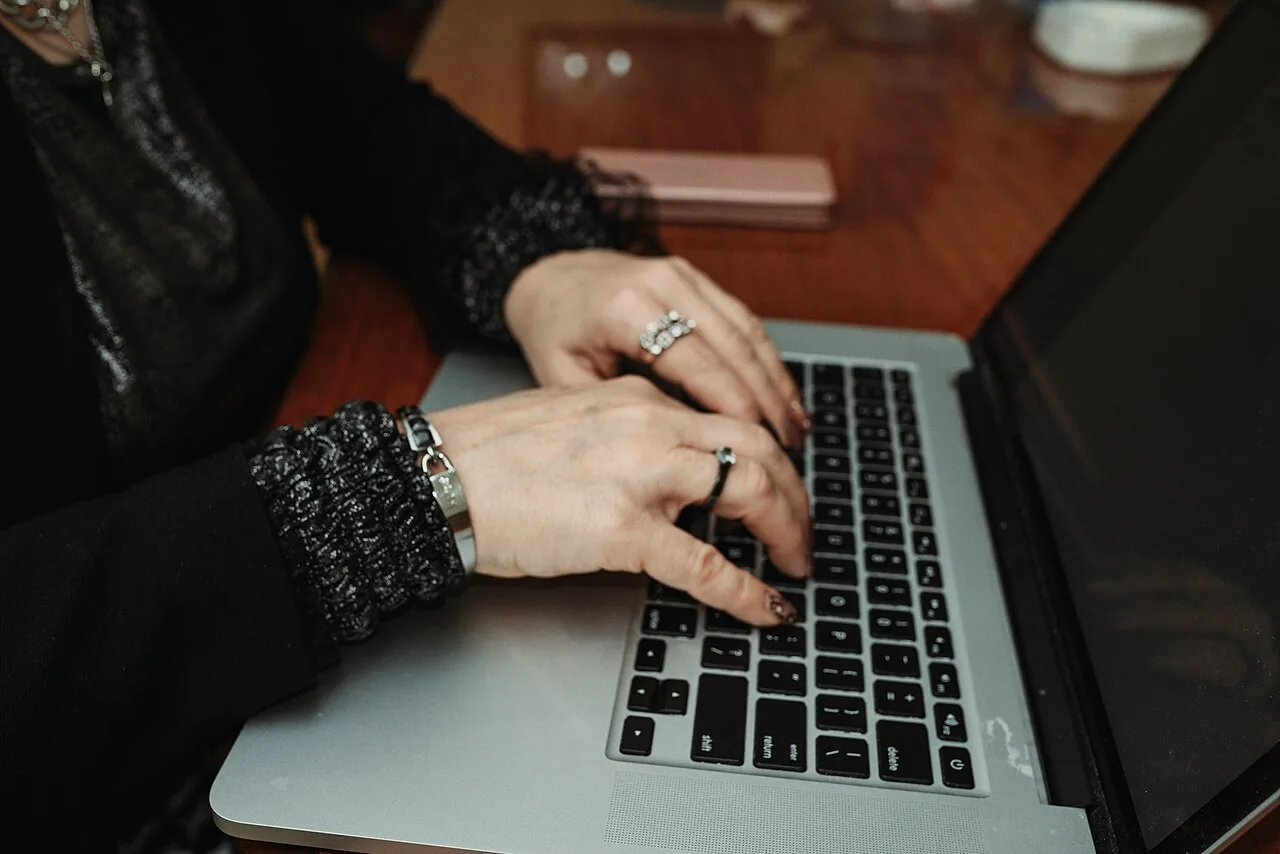 Mains utilisant le clavier d’un ordinateur portable