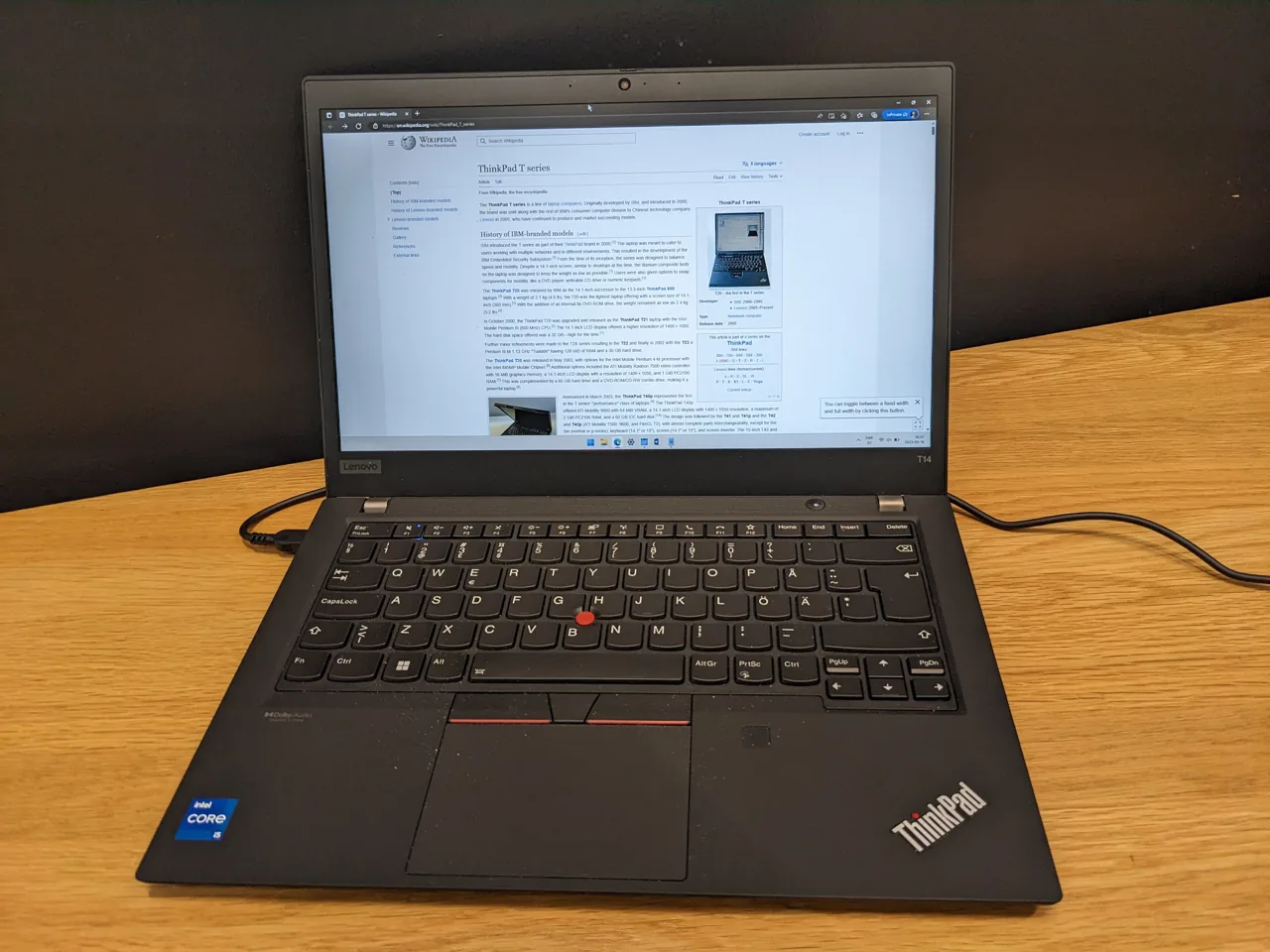 Ordinateur Lenovo ThinkPad T14 ouvert sur une table en bois