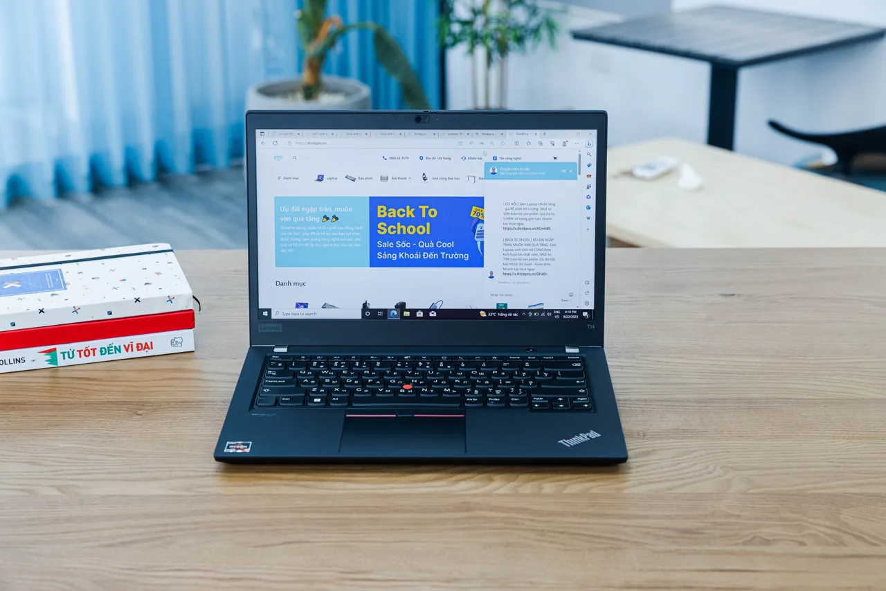 Ordinateur Lenovo ThinkPad T14 Gen 2 ouvert sur une table