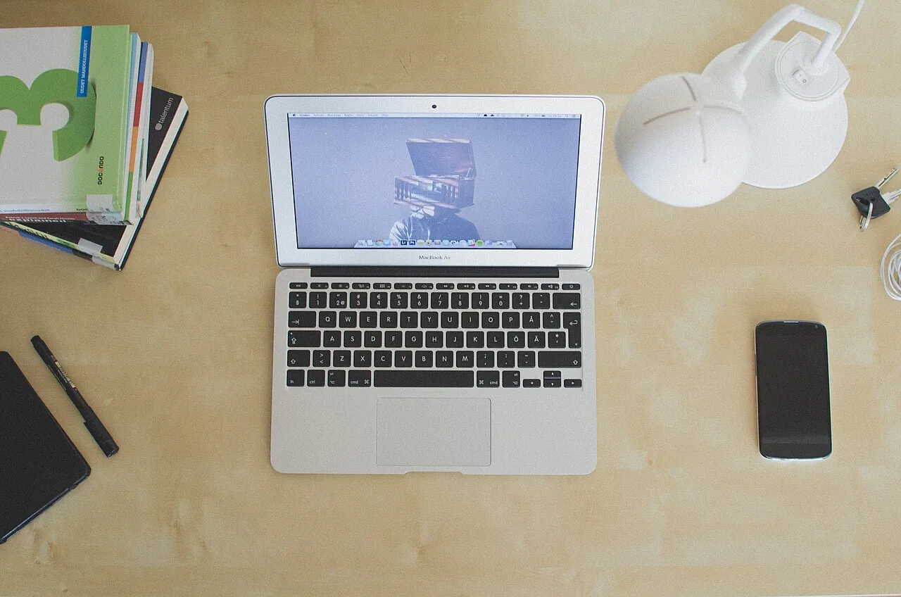 Ordinateur portable et téléphone posés sur un bureau