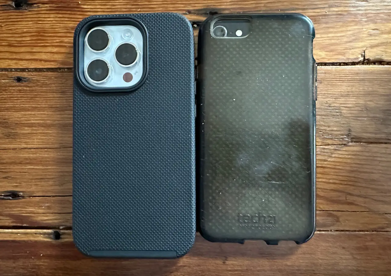 Deux iPhone photographiés de dos : iPhone 14 Pro et iPhone 8