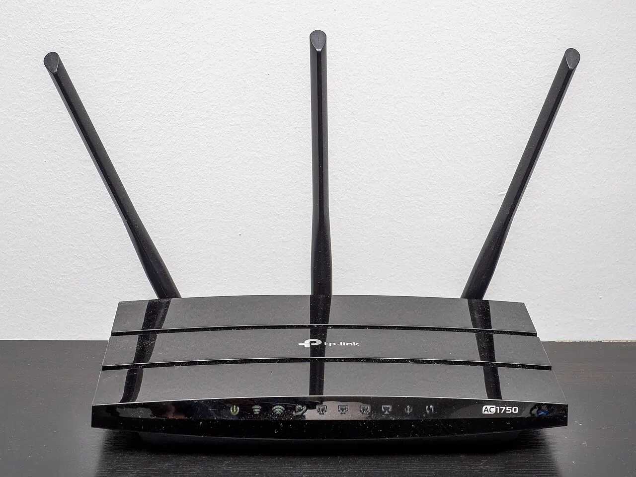 Routeur TP-Link muni de trois antennes externes