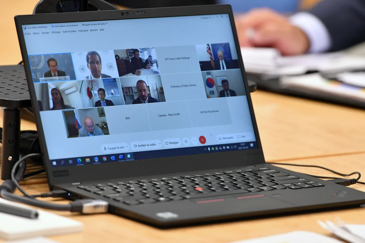 Ordinateur portable Lenovo ThinkPad X1 Carbon photographié sur une table