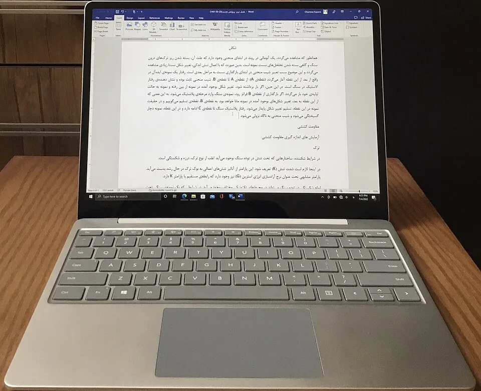 Ordinateur Surface Laptop Go ouvert sur une table en bois