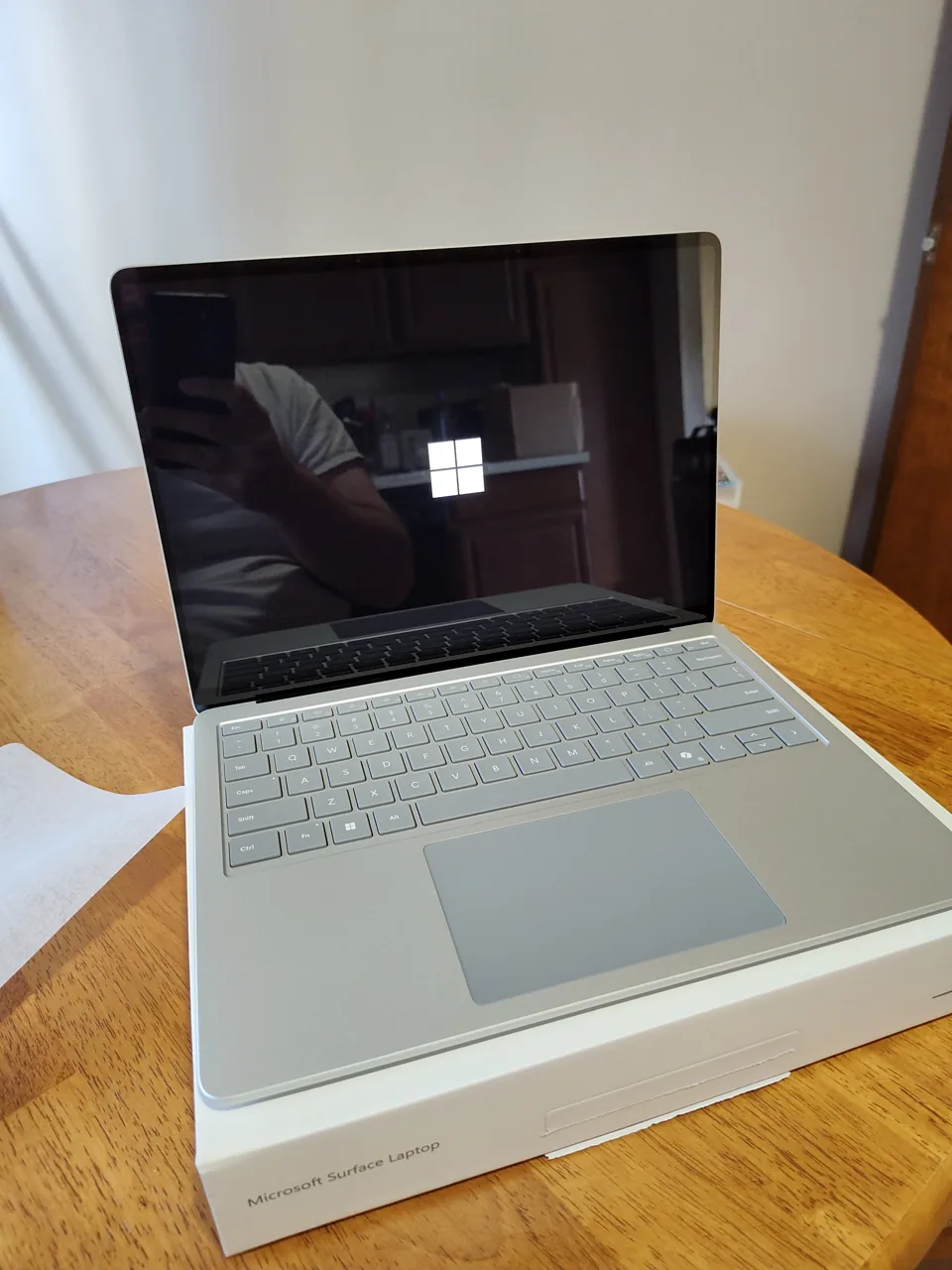 Ordinateur Microsoft Surface Laptop 7 ouvert sur sa boîte